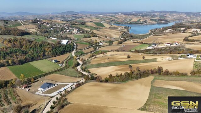 2-KOCAELİ PAMUKLAR MAHALLESİNDE TAHTALI GÖLETİ MANZARALI ASFALTA CEPHE SATILIK ARSA 